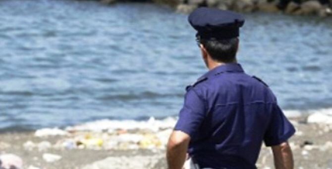Pozzuoli polizia salva uomo in mare