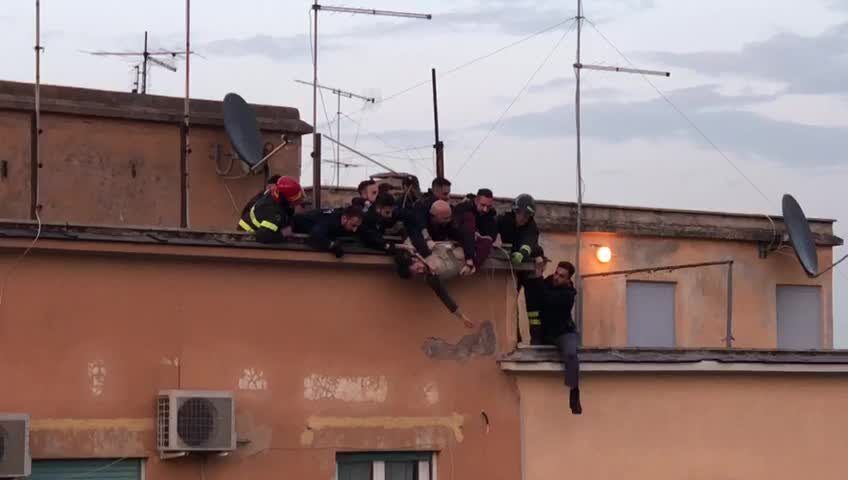 napoli fuga tetti