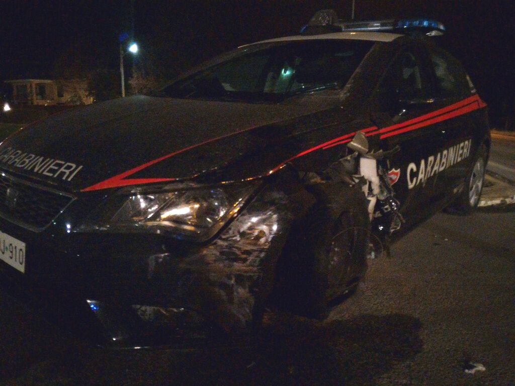 speronano auto carabinieri