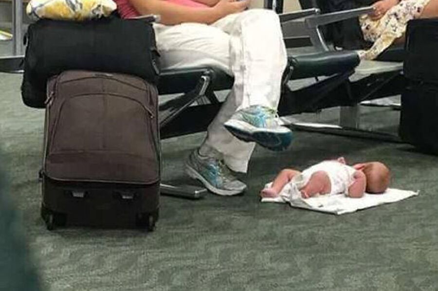 aeroporto neonato in valigia