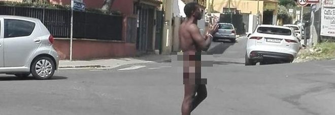 bonea nudo in strada