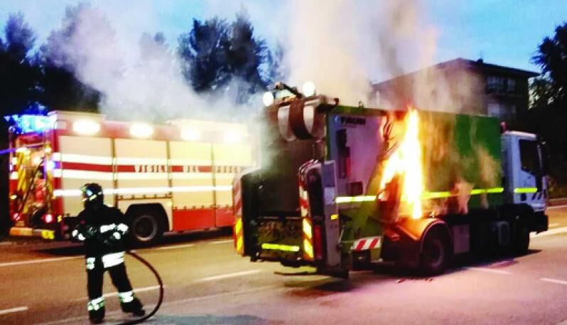 camion rifiuti in fiamme giugliano molotov