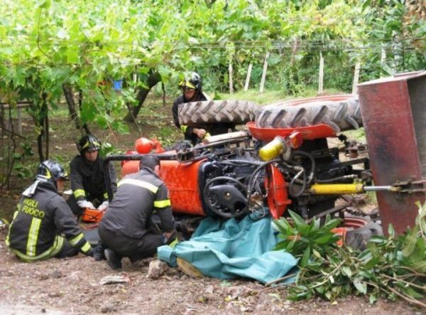 morto schiacciato trattore