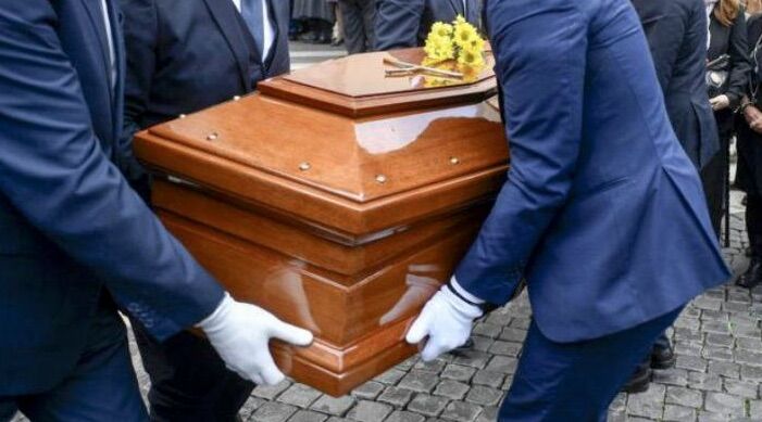 muore funerale figlio
