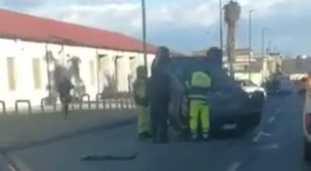 napoli auto si ribalta