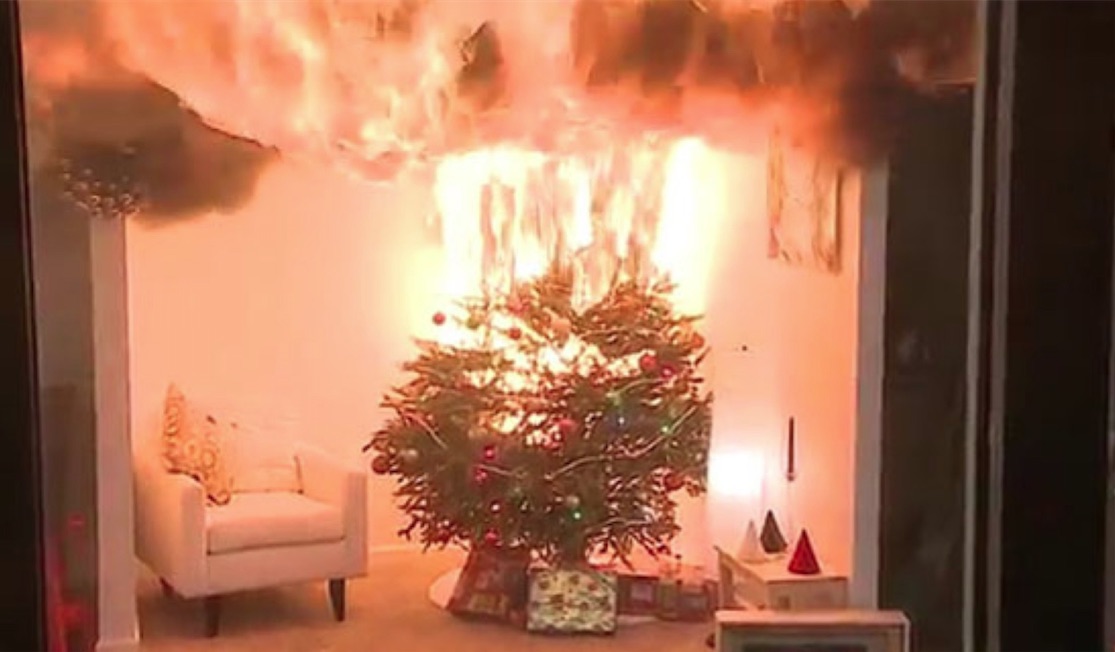 albero di natale va a fuoco