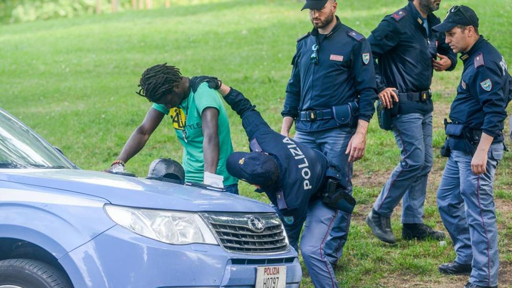 centro migranti giugliano arrestato