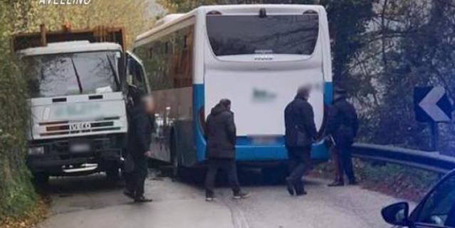 incidente bus bimbi autocompattore