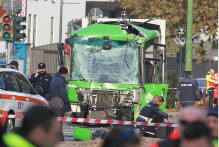 milano scontro bus e camion morta