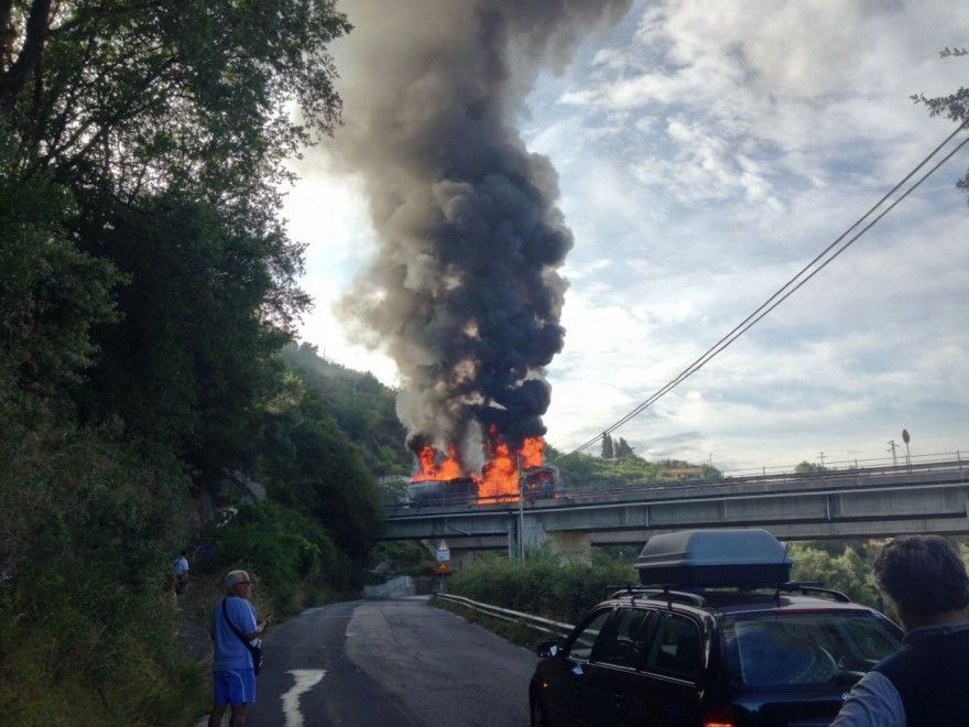 Genova Incendio Strada a Mare Guido Rossa