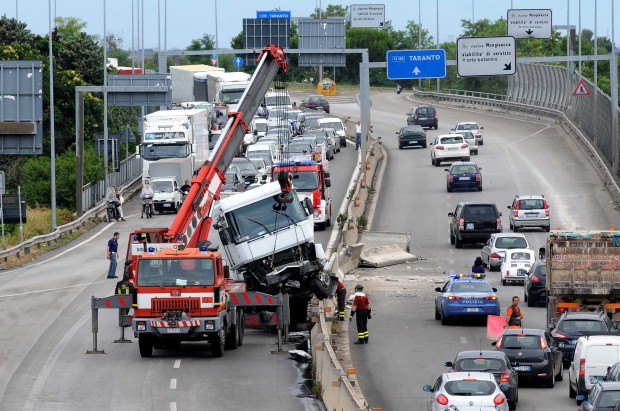 incidente taranto statale 100 tre morti