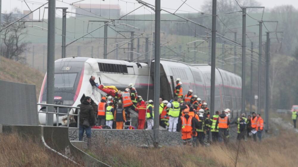 deraglia tgv francia treno alta velocità feriti