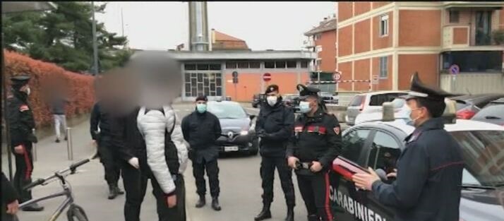 brescello coppia fidanzati positivi escono di casa