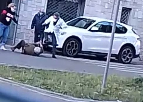 medico di base aggredisce anziano calimera video