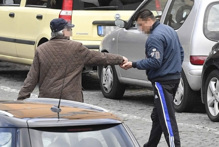 parcheggiatore abusivo monaldi napoli