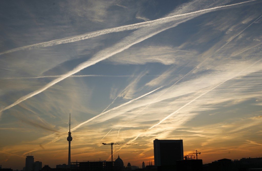 scie luminose cielo treno satelliti