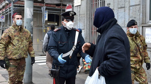 udine carabinieri sputa in faccia arrestato pachistano