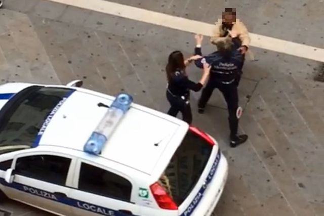 marano aggredisce vigili urbani mascherina