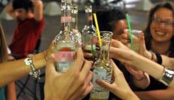 chiuso bar 7 giorni alcol minorenni