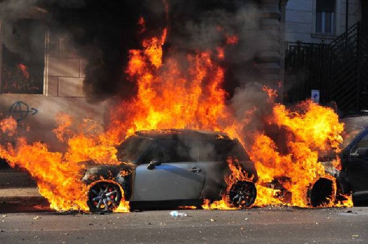 incendio torre annunziata auto arrestati due fratelli