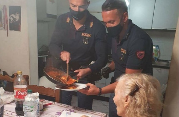 poliziotti firenze cucinano anziana