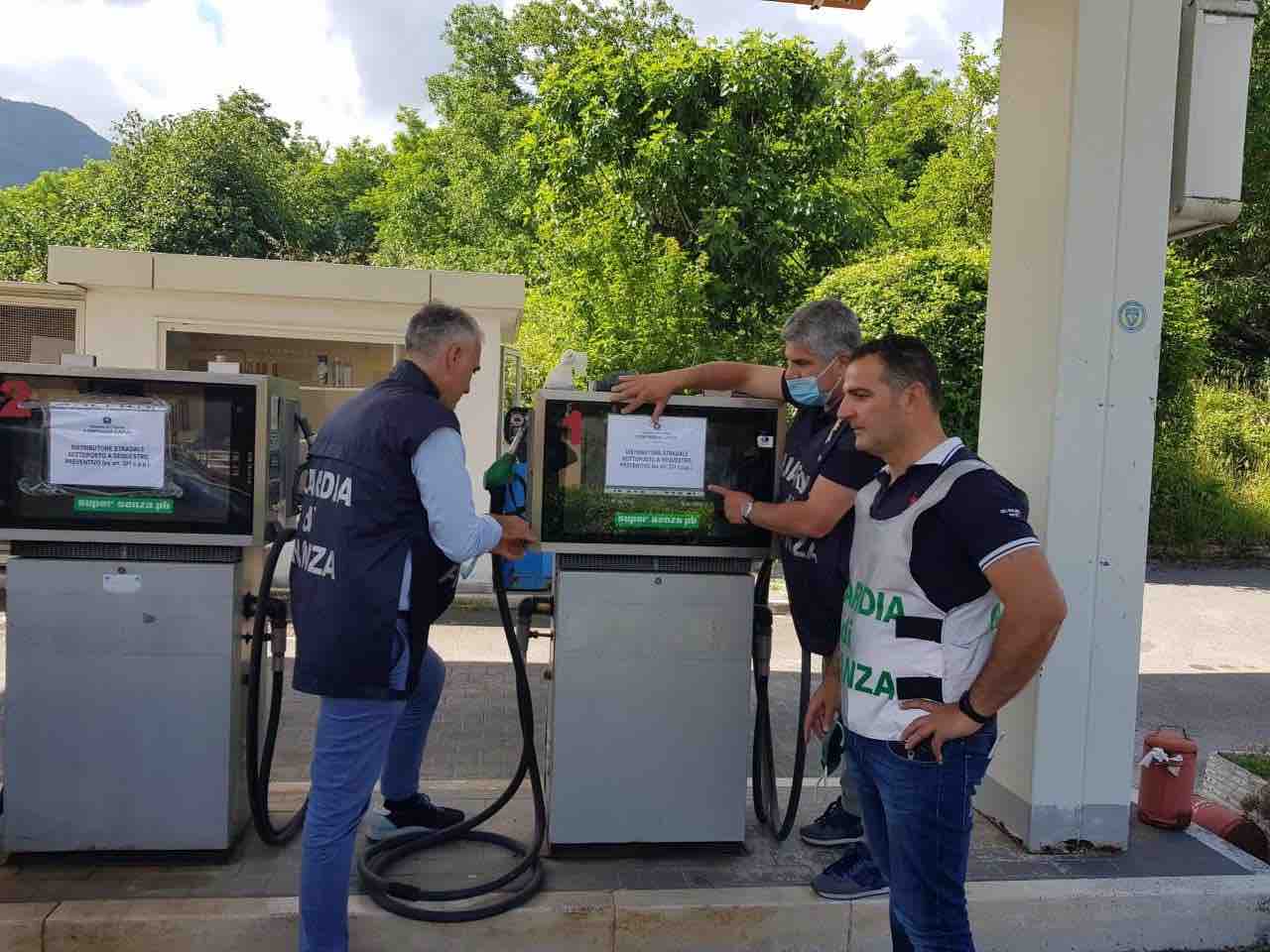 sequestro distributori carburanti