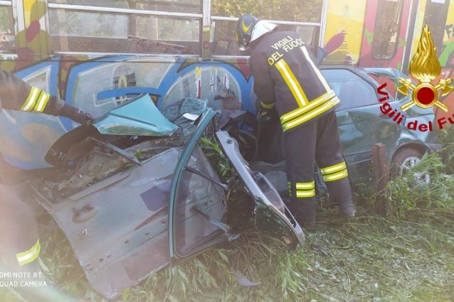 Treno Circumvesuviana travolge auto