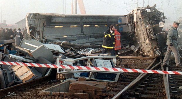 napoli deraglia treno