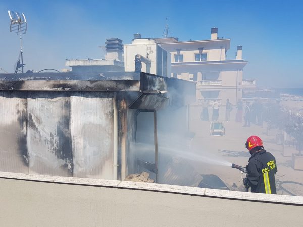 roma esplosione hotel incendio