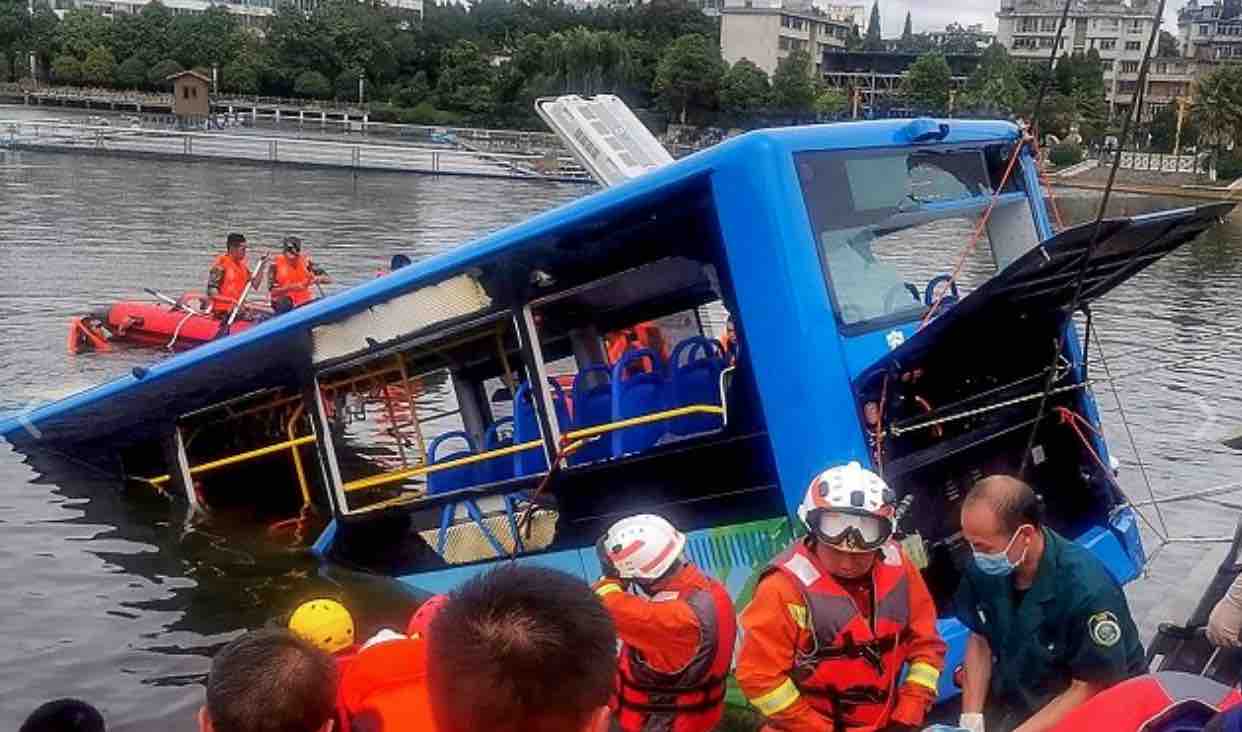 cina autobus lago