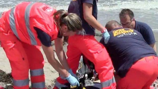 varcaturo ragazzi annegano mare