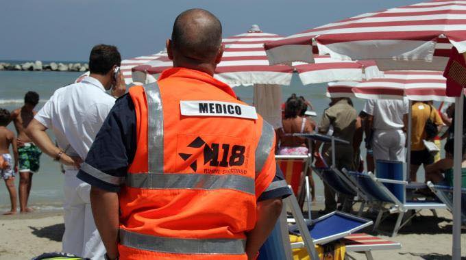 partorisce spiaggia cattolica