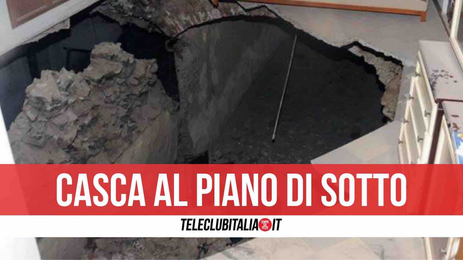 napoli crolla pavimento