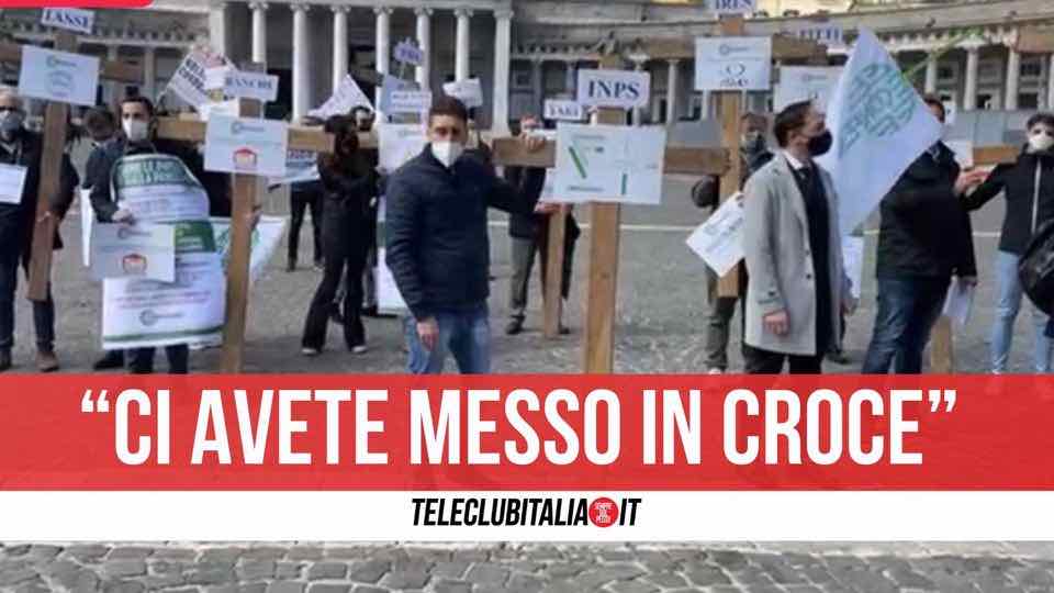 napoli protesta piazza del plebiscito