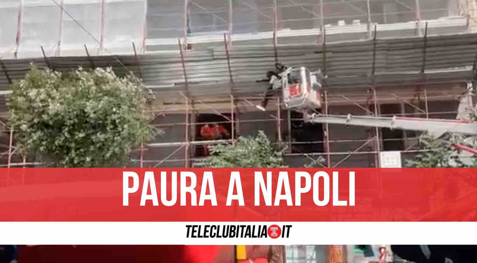 napoli giovane minaccia di gettarsi nel vuoto