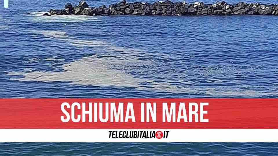 schiuma mare napoli