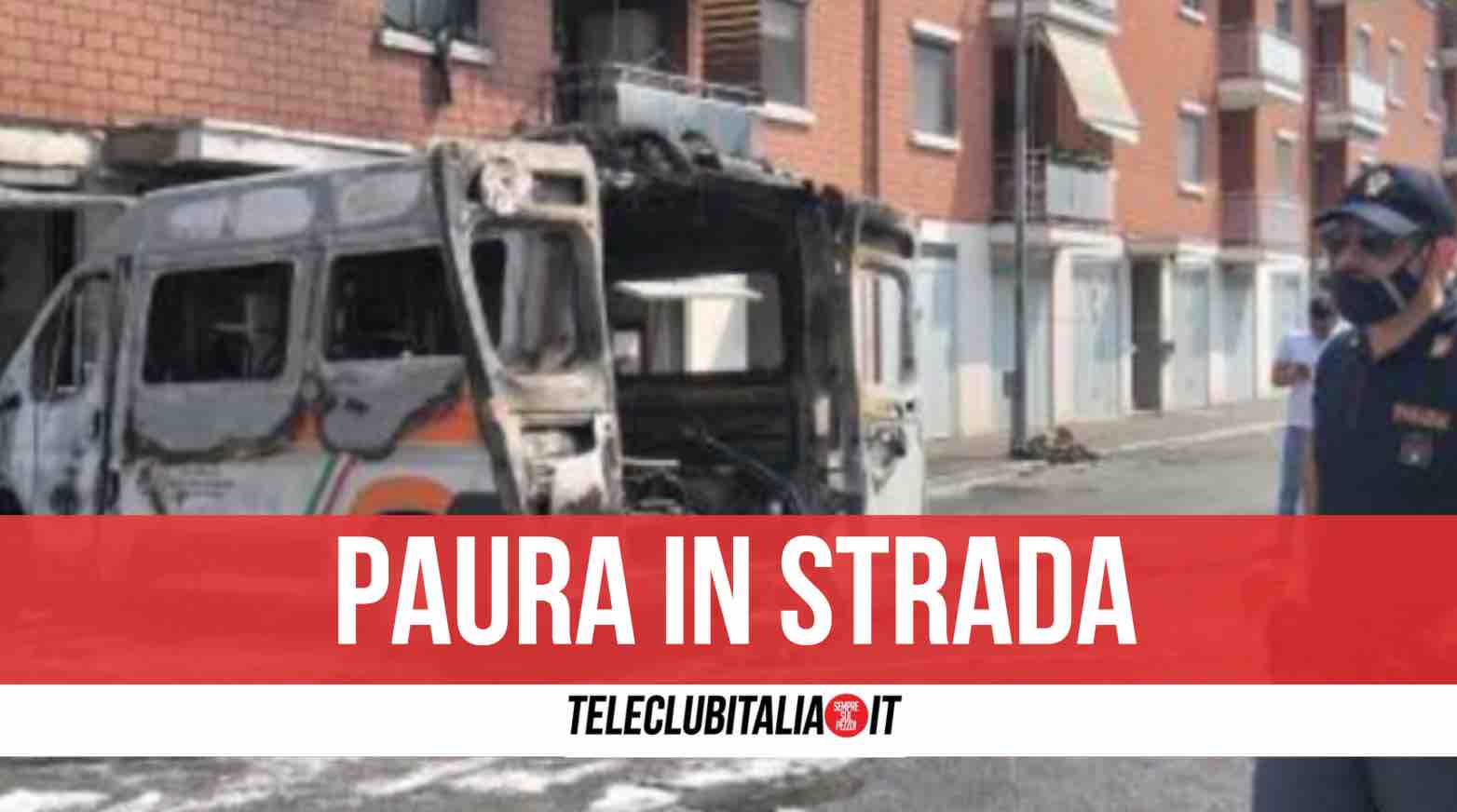 ambulanza prende fuoco in strada