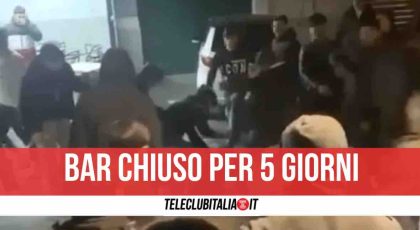 Napoli, il bar diventa un ring: minorenne picchiato a sangue da 3 ragazzi