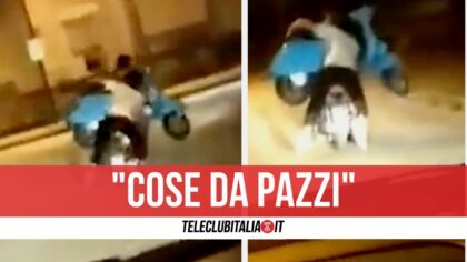 Afragola, sullo scooter con la Vespa in braccio: video diventa virale
