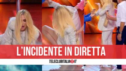 Panico all’Isola dei famosi, Ilary Blasi è caduta durante la diretta: il video