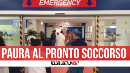 Napoli, tensione all’ospedale del Mare: “Voglio entrare”. Paziente tira un calcio alla porta di ingresso