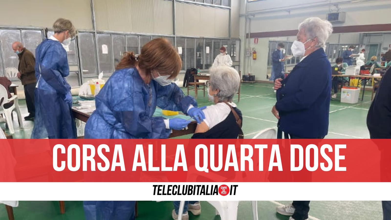 Napoli, paura per Omicron 5: over 60 in fila sotto al sole per la quarta  dose