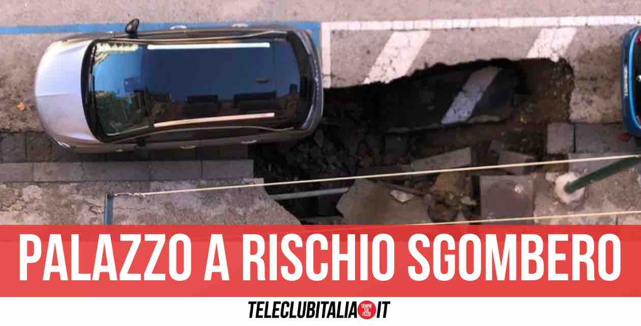 Napoli, cede l'asfalto: maxi voragine nei pressi dello stadio Maradona