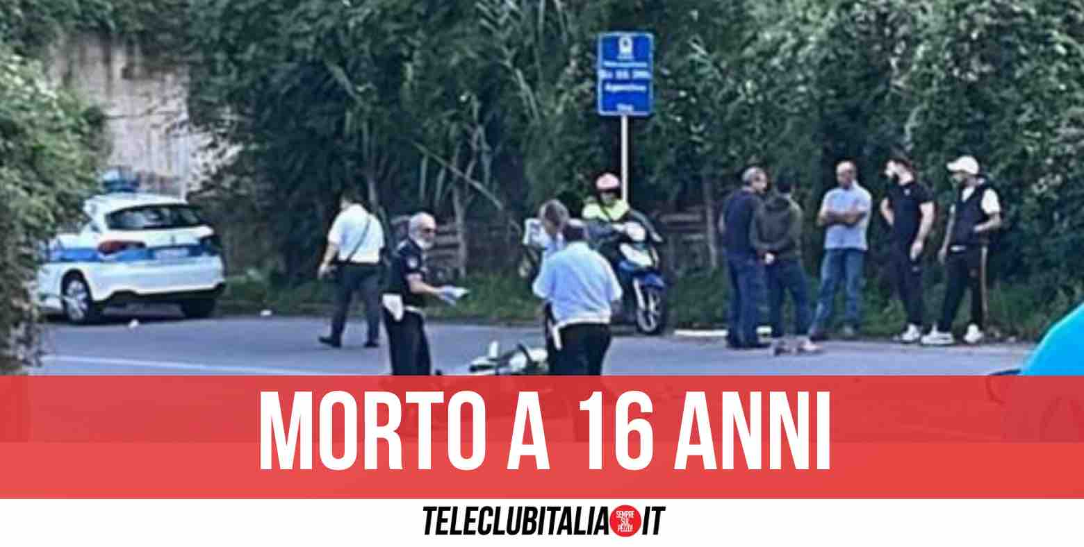 Incidente mortale nel napoletano, scooter contro auto: morto 16enne