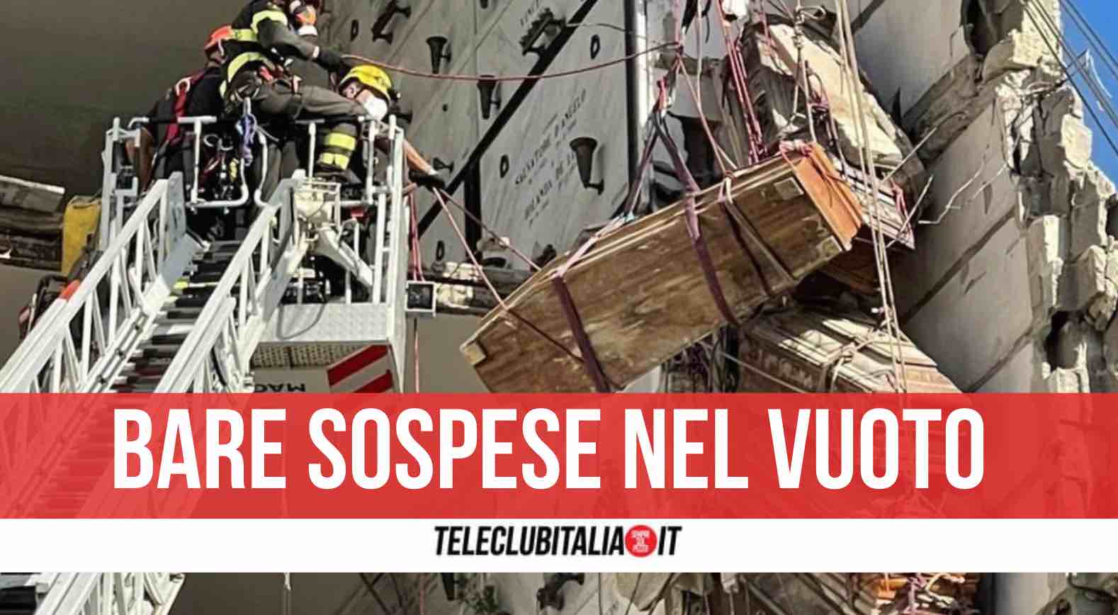 Napoli, pompieri in azione nel cimitero di Poggioreale per recupera le salme Napoli, pompieri in azione nel cimitero di Poggioreale per recupera le salme