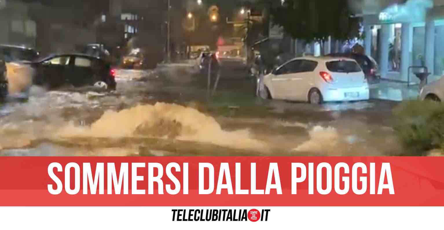 Nubifragio su Giugliano e comuni limitrofi, strade allagate e tombini saltati