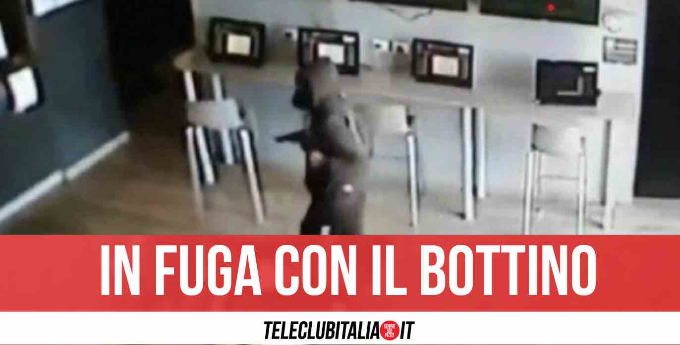 Rapina con sparatoria al centro scommesse nel napoletano, rapinatori in fuga con 15mila euro