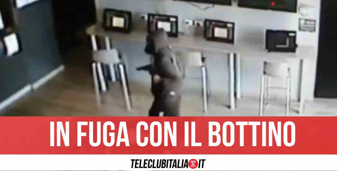 Rapina con sparatoria al centro scommesse nel napoletano, rapinatori in fuga con 15mila euro Rapina con sparatoria al centro scommesse nel napoletano, rapinatori in fuga con 15mila euro