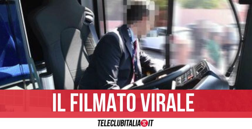 video si masturba in autobus