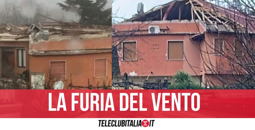 Tromba d'aria nel napoletano, spazzato via il tetto di un noto ristorante Tromba d'aria nel napoletano, spazzato via il tetto di un noto ristorante